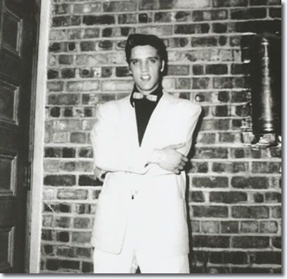 Elvis-Presley-back-stage-The-Louisiana-Hayride-1954-october-16